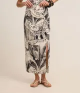 Pollera midi de Marfinno, confeccionada en viscolino con mezcla de lino y viscosa, con diseño estampado de paisajes modernistas en blanco y negro, nudo lateral y tajo frontal.