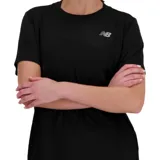 Remera deportiva New Balance modelo Sport Essentials, de color negro, manga corta y cuello redondo, con el logo de la marca estampado en el pecho.