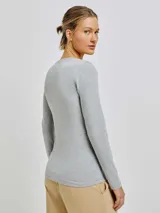 Remera marrón de manga larga con escote en V.