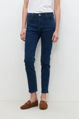 Jean slim azul oscuro, tiro medio, cinco bolsillos y corte ajustado.
