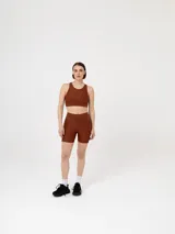 Short tipo biker de tiro alto, confeccionado en tela técnica elástica de acabado satinado.