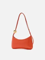 Cartera tipo bandolera Jacquemus Le Bisou Perle de cuero color naranja con efecto avestruz, de silueta curva y correa regulable con esfera metálica dorada. Incorpora el logotipo metálico de la marca en el frente y cierre superior.