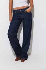 Pantalón de jean corte wide leg color marrón oscuro, con tiro medio y cierre frontal con botón metálico.