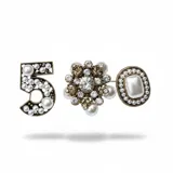 Conjunto de tres broches decorativos en metal dorado opaco. Incluye un broche con forma de número cinco, un broche floral con cristales y perlas, y un broche ovalado con una perla central rodeada de perlas pequeñas.