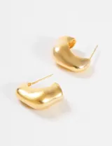 Aros tipo argolla plateados, gruesos e irregulares, de 2 cm de diámetro.