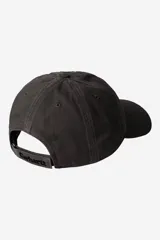 Gorra negra de seis paneles con visera curva y un pequeño aplique metálico en forma de corazón en la parte frontal.