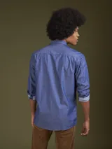 Camisa azul de manga larga con bolsillo en el pecho.