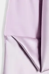 Vestido largo de satén color lila, con cuello halter y diseño fluido.