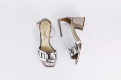 Sandalias doradas con taco bloque de 5 cm y capellada combinada en dorado y negro.