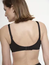 Soutien color piel, sin aro ni relleno, con breteles regulables y espalda con gancho.