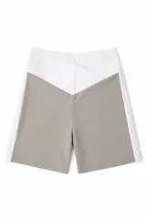 Biker de tiro alto con diseño de cintura cruzada en forma de V, combinando paneles en color beige y blanco.