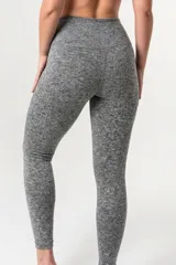 Calza deportiva de tiro alto con cintura ancha reforzada, confeccionada en tejido elástico con tecnología LYCRA® XTRA LIFE™.