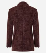 Blazer cruzado de gamuza sintética borravino, de corte estructurado con solapa clásica, bolsillos con solapa y botones frontales.