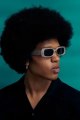 Lentes de sol rectangulares color verde agua con protección UV.