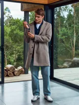 Tapado largo color gris topo, con cuello tipo spread y cierre de botones.