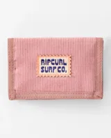 Billetera Rip Curl de pana color rosado con parche bordado con la inscripción 'Rip Curl Surf Co.' en el frente.