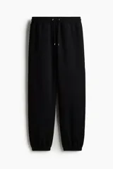 Pantalón deportivo de felpa de mezcla de algodón color negro, con cintura elástica ajustable mediante cordón, bolsillos en las costuras laterales y puños acanalados.