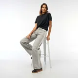 Jean de corte baggy en color gris con efecto lavado ácido. Presenta bandas laterales en tono plateado brillante y diseño de cinco bolsillos con cierre de botón y cremallera.