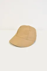 Gorra de estilo minimalista en color beige, confeccionada en tejido con textura cuadriculada, con visera curva y diseño estructurado.