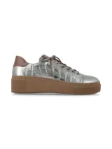 Sneaker de cuero color plateado con textura efecto cocodrilo, suela plataforma de goma marrón y cordones de algodón.