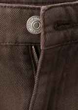 Jeans de corte recto y tiro medio color marrón, con diseño de cinco bolsillos, trabillas y cierre frontal de botón y cremallera.