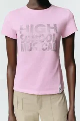 Camiseta de algodón con efecto lavado, color rosado, de corte regular, cuello redondo y manga corta. Presenta un estampado frontal con el texto High School Musical realizado en strass brillante.