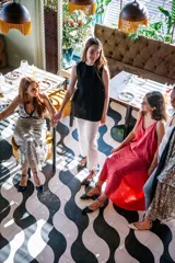 Bailarinas con puntera y talón a contraste, lentejuelas en verde y morado, raso estampado, cordón azul y borla estampada.