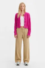 Pantalón de corte baggy en color beige, con diseño de tiro medio y pernera ancha. Presenta cierre frontal con botón y cremallera, y bolsillos laterales.