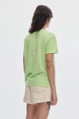 Remera Pastiche modelo Atenas de manga corta y cuello redondo, confeccionada en 100% algodón con efecto washed. Presenta detalle de bordado en el pecho.