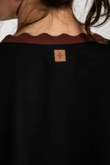 Vestido midi negro de algodón con mangas cortas, cuello redondo marrón con borde festoneado y pequeño bordado de velero en el pecho.