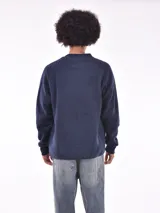 Campera gris claro de corte bomber, con cuello, puños y ruedo acanalados. Presenta cierre frontal y bolsillo en el pecho con cierre.