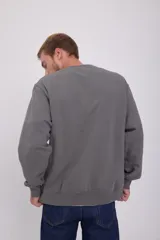 Buzo gris de manga larga y cuello redondo, marca Jack & Jones, con calce holgado y tejido de felpa suave en el interior.