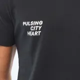 Remera negra de cuello redondo y manga corta, con estampa frontal con texto y diseño gráfico en blanco y negro.