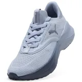 Championes de running y training Puma modelo Softride Mayve, color celeste grisáceo con diseño de malla transpirable y suela con tecnología de amortiguación.