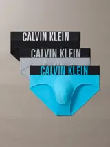 Pack de tres slips Calvin Klein de microfibra, con cinturilla elástica con logo de la marca. Incluye un slip negro, uno gris y uno celeste.