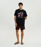 Pijama masculino de algodón compuesto por una remera de manga corta con estampa frontal de Stranger Things y un short con cintura elástica y estampado de la serie.