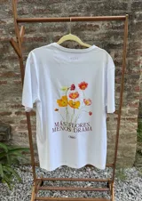 Remera blanca de algodón con estampado de flores y la frase "Más flores, menos drama".