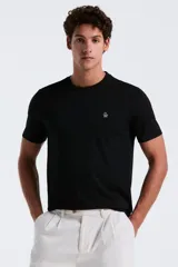 Remera de manga corta y cuello redondo para hombre, confeccionada en algodón orgánico. Presenta un diseño liso con el logo de la marca bordado en el pecho.