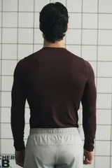 Remera deportiva de manga larga raglán con cuello redondo, confeccionada en tejido funcional con tecnología DryMove para absorción de sudor. Presenta un corte de compresión ceñido y costuras planas antifricción.