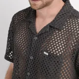 Camisa O'Neill modelo Summertime de manga corta, color gris oscuro, confeccionada en tejido de red con cuello tipo cubano, cierre frontal de botones y bolsillo aplicado en el pecho.
