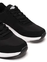 Championes Umbro modelo Volcan, con diseño urbano en combinación de colores beige y azul. Presentan el logo de la marca en el lateral, suela blanca de plataforma y cierre con cordones.