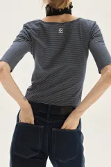 Jean recto de tiro medio, color azul oscuro, con franja lateral de tela gris más clara. Presenta un efecto de textura sutil en la tela principal.