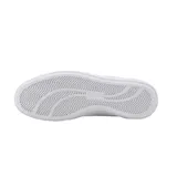 Championes Puma modelo Ralph Sampson Vulc, de diseño clásico y minimalista en color blanco total. Presentan una silueta de corte bajo con la firma de Ralph Sampson grabada en el lateral y la icónica franja de Puma integrada en el diseño. Cuentan con perforaciones en la puntera para mayor ventilación y suela de goma vulcanizada.