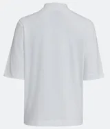 Remera de algodón color celeste con cuello alto y mangas cortas.