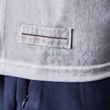 Camiseta de fútbol Umbro del Club Nacional de Football, modelo Home 2026. Diseño en color blanco con detalles en azul y rojo en el cuello y puños. Presenta un patrón jacquard sutil en toda la prenda, el escudo del club, el logo de Umbro y el sponsor Antel en el frente.