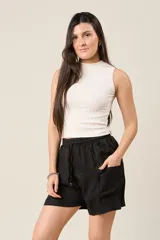 Short color beige con cintura elástica ajustable con cordón, bolsillos laterales y bolsillos cargo con solapa en los muslos.