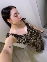 Vestido largo marrón con estampado animal print, escote drapeado y tirantes finos con lazos.