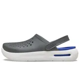Zuecos Crocs modelo InMotion LiteRide Clog, de color gris en la parte superior perforada con tira trasera pivotante y suela gruesa de plataforma en color blanco con detalles negros.