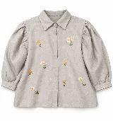 Camisa gris de lino de corte recto, con mangas abullonadas tres cuartos y delicados bordados artesanales de flores dispersas en el frente.