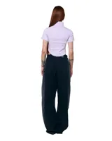 Pantalón unisex de denim 100% algodón con lavado Gradient Black. Tiro medio, calce wide/relajado, pierna amplia y caída larga. Cintura con elásticos laterales, costuras curvas y bolsillos delanteros y traseros curvos.